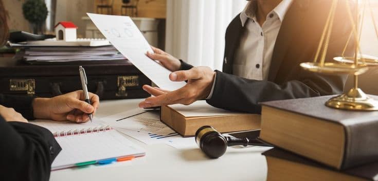 ilustrasi membahas klausul penting dalam kontrak bisnis