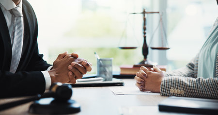 ilustrasi Pengacara menjelaskan cara membuat kontrak bisnis yang aman kepada klien
